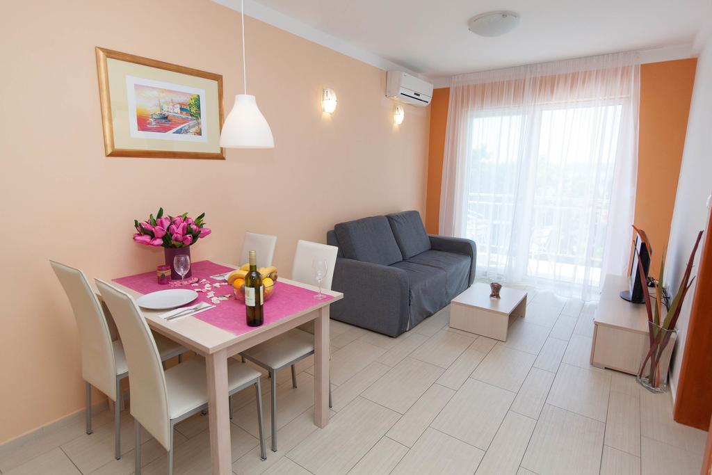 Apartments Ines Selce Bagian luar foto
